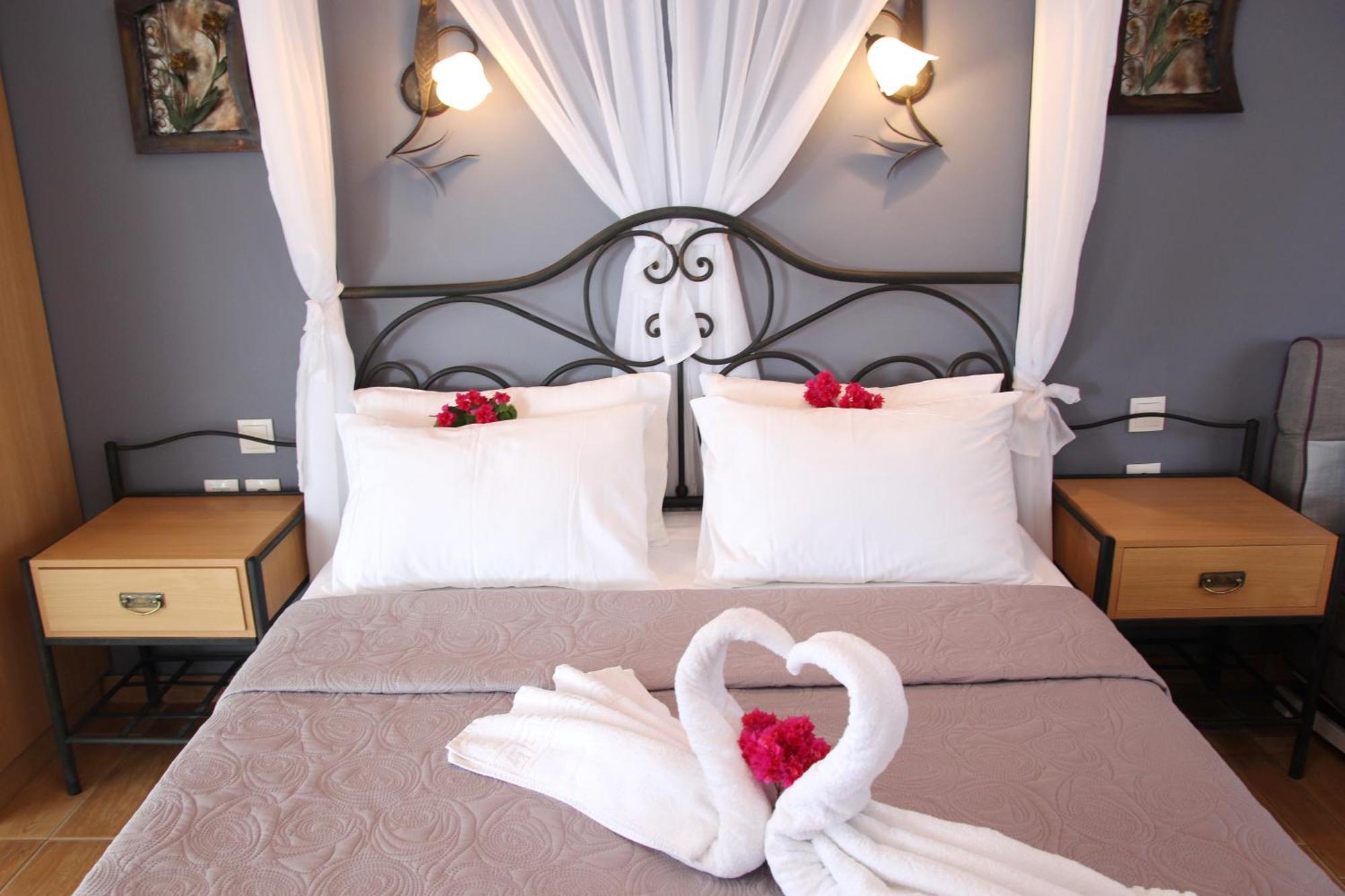 Coralli Rooms & Restaurant เอลาฟอนนิซอส ภายนอก รูปภาพ